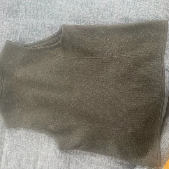 Patagonia Women’s size medium used good condition pilling. Charcoal grey vest - Picture 2 of 4